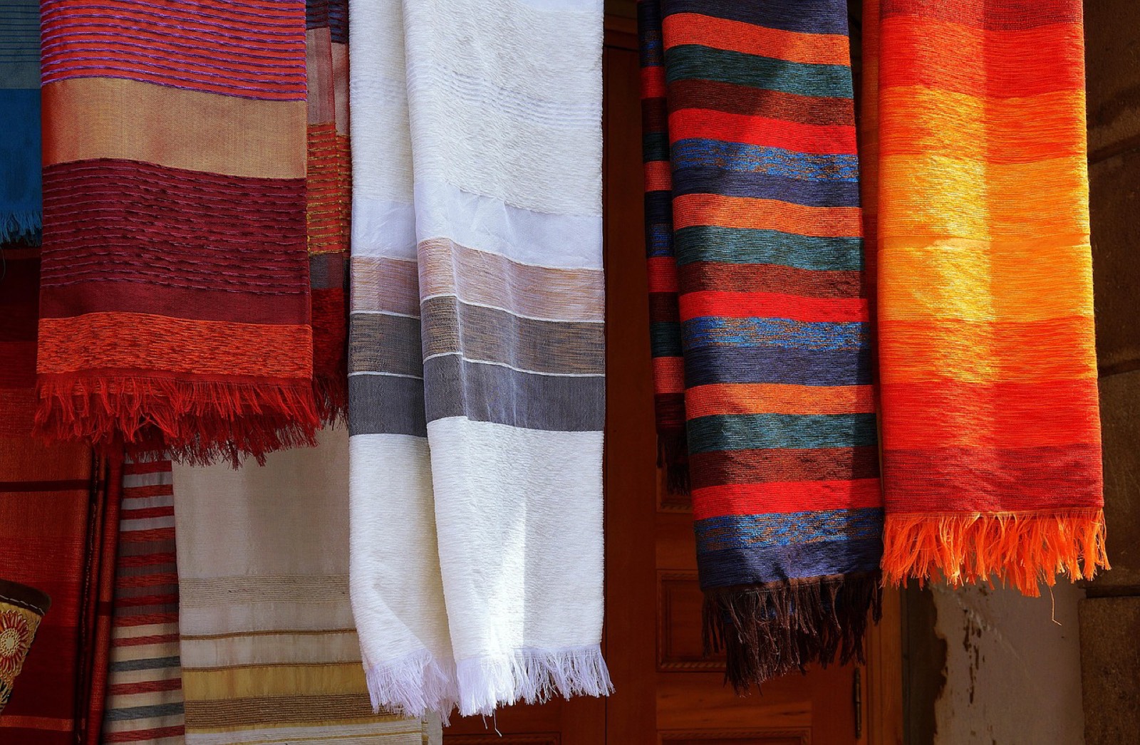 Foulard tissé coloré sur un étal de marché au Cambodge