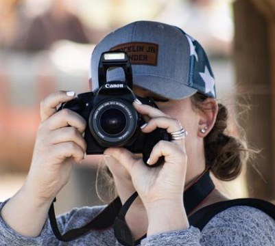 Photographe freelance tenant un appareil photo professionnel en extérieur