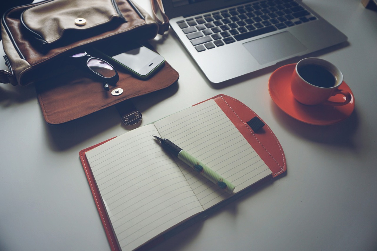 Bureau d'atelier de couture avec ordinateur portable et carnet de notes