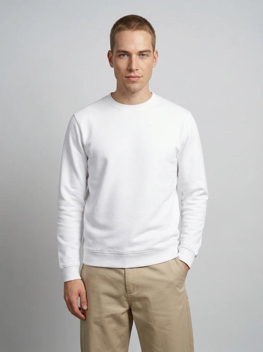 Homme portant un sweat blanc en coton biologique à col rond, made in France