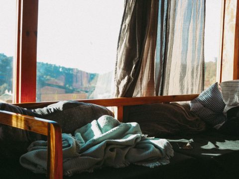 Comment bien choisir son oreiller : le guide pour dormir vraiment mieu