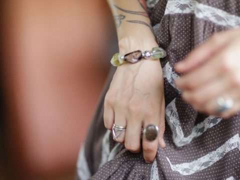 Comment porter un bracelet jonc sans l'abîmer ni le perdre