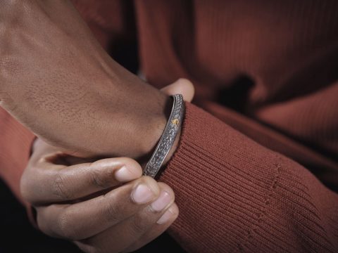 Comment porter un bracelet magnétique sans faute de style