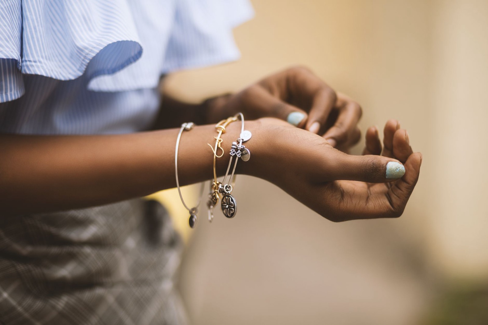 bracelets empilés au poignet, accessoires de mode