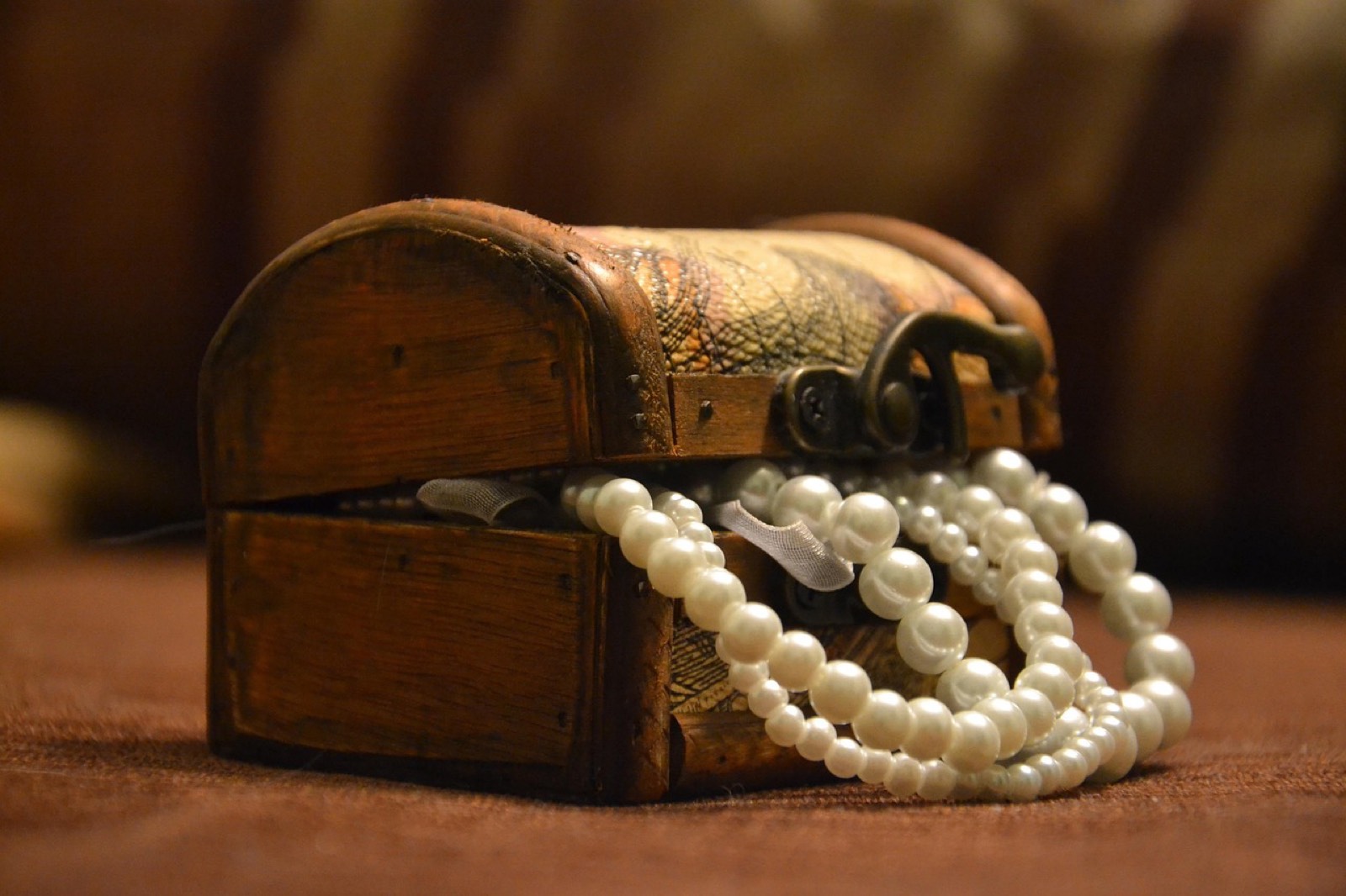 femme superposant plusieurs bracelets devant une boîte à bijoux
