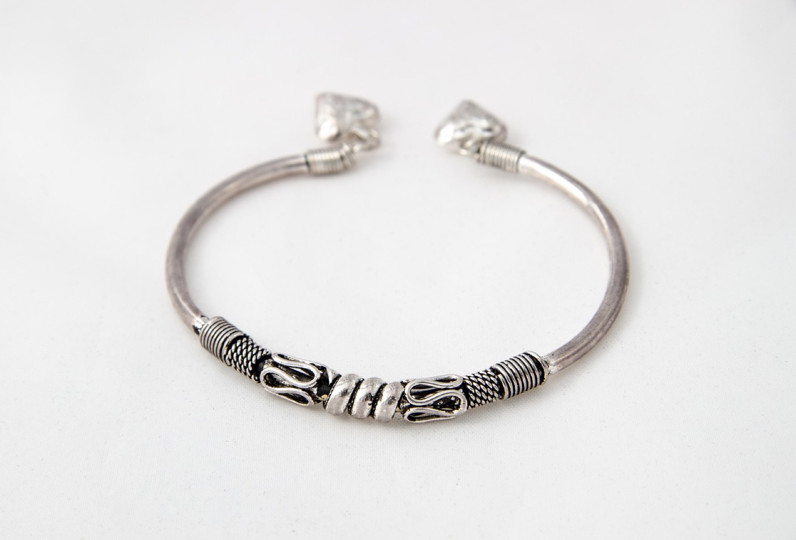 Comment porter un bracelet Pandora : charms, poignet, accords