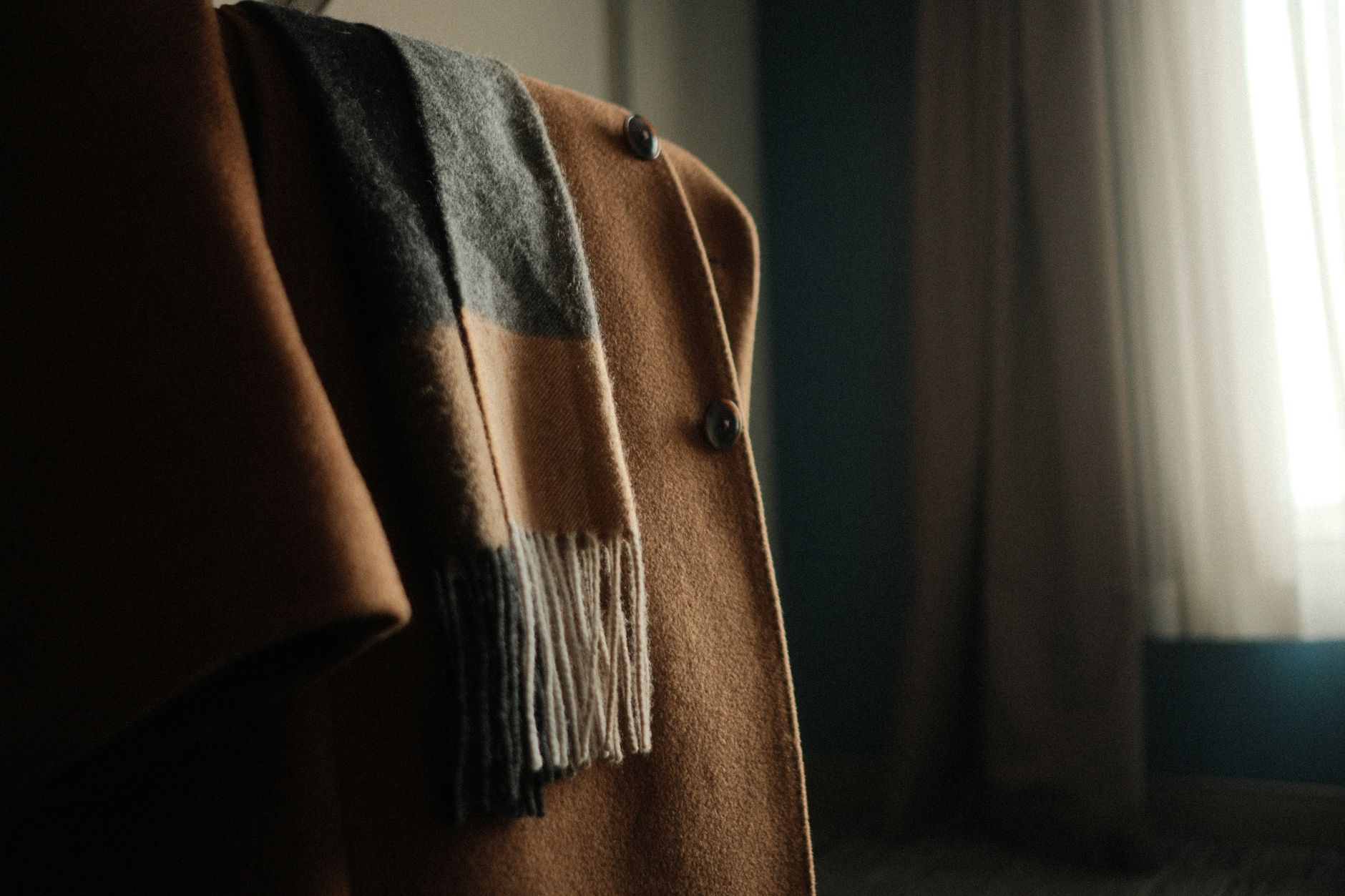 Totême révolutionne l'hiver avec son manteau à écharpe intégrée, l'essayerez-vous ?