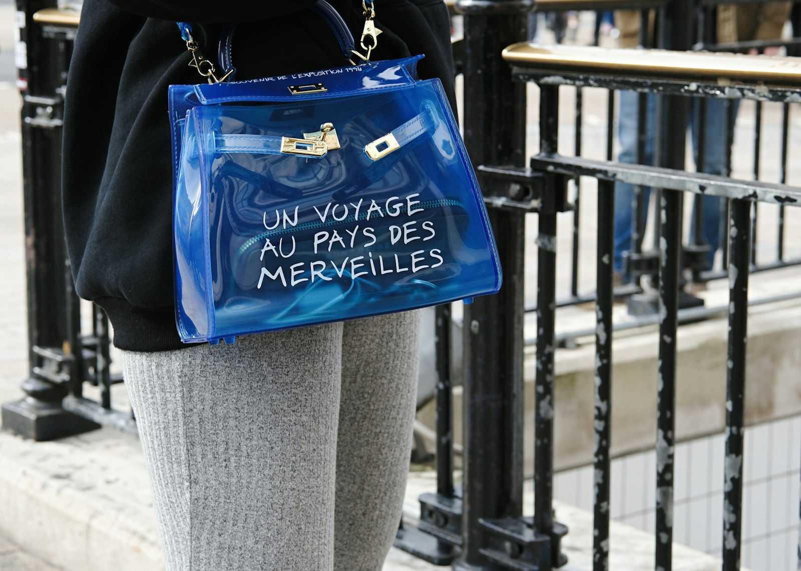Pourquoi la pochette Prada est l'accessoire que vous devez absolument adopter cet automne