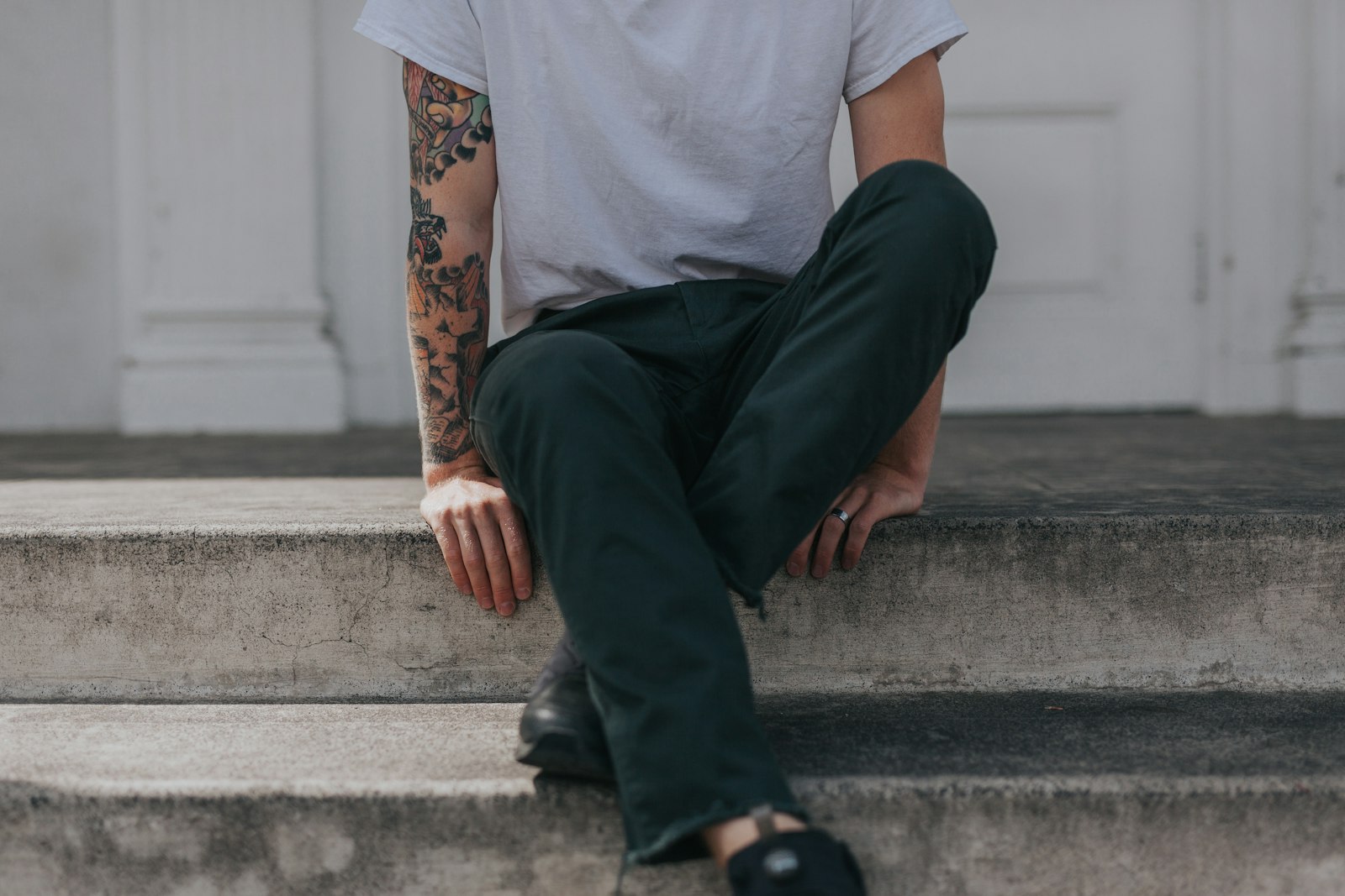 Comment le pantalon noir des années 90 réinvente la silhouette sexy de l'hiver
