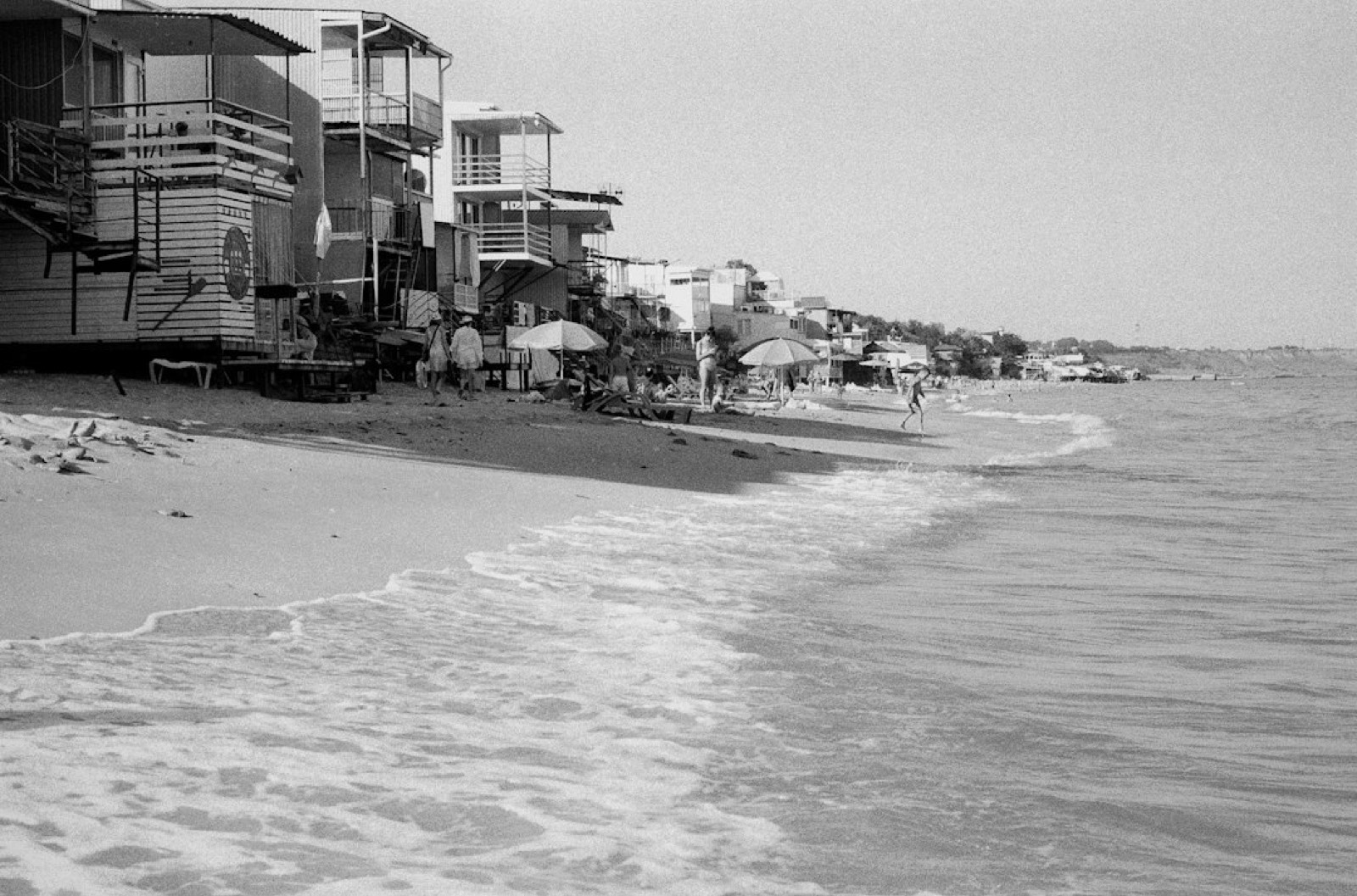 Promenade en bord de mer avec parasols, ambiance balnéaire XIXe siècle