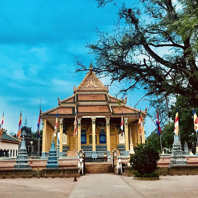 Temple doré traditionnel cambodgien aux toits à plusieurs niveaux près de Siem Reap