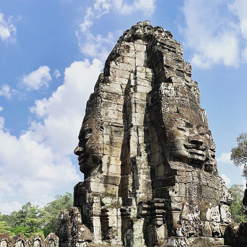 Visages sculptés en pierre du temple du Bayon à Angkor, Cambodge
