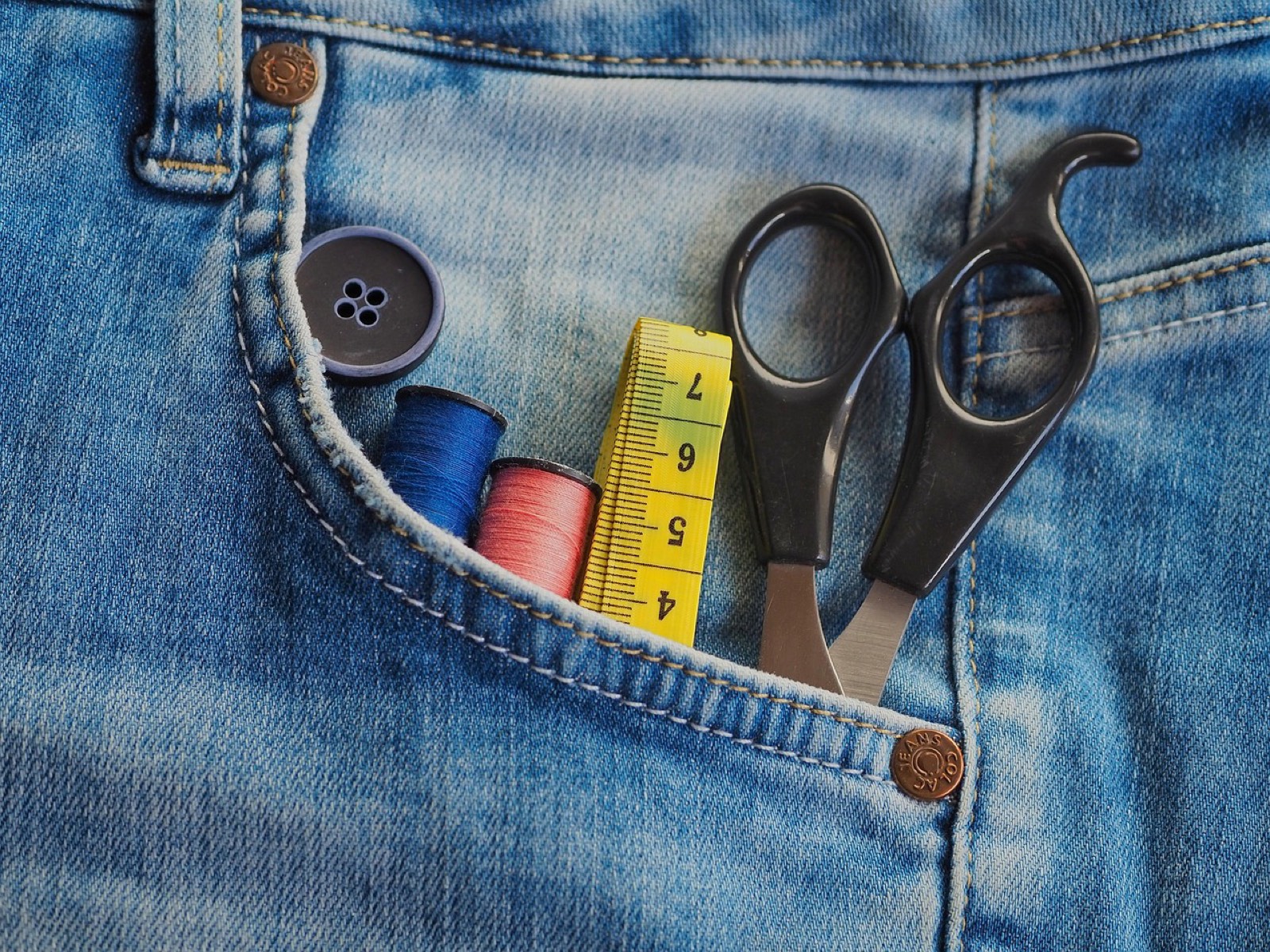 Atelier de confection en France, tissu de coton cousu à la main