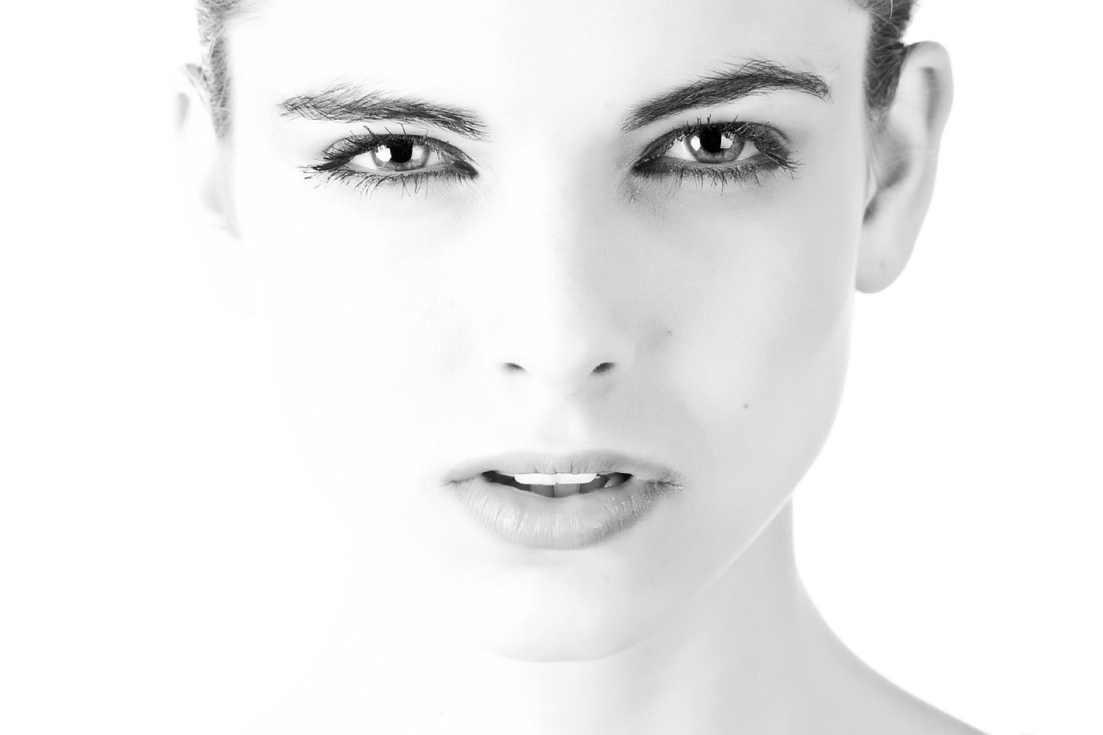femme appliquant un sérum sur le visage