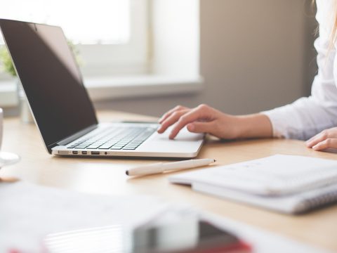 Personnaliser sa tenue de bureau : les accessoires qui font la différe