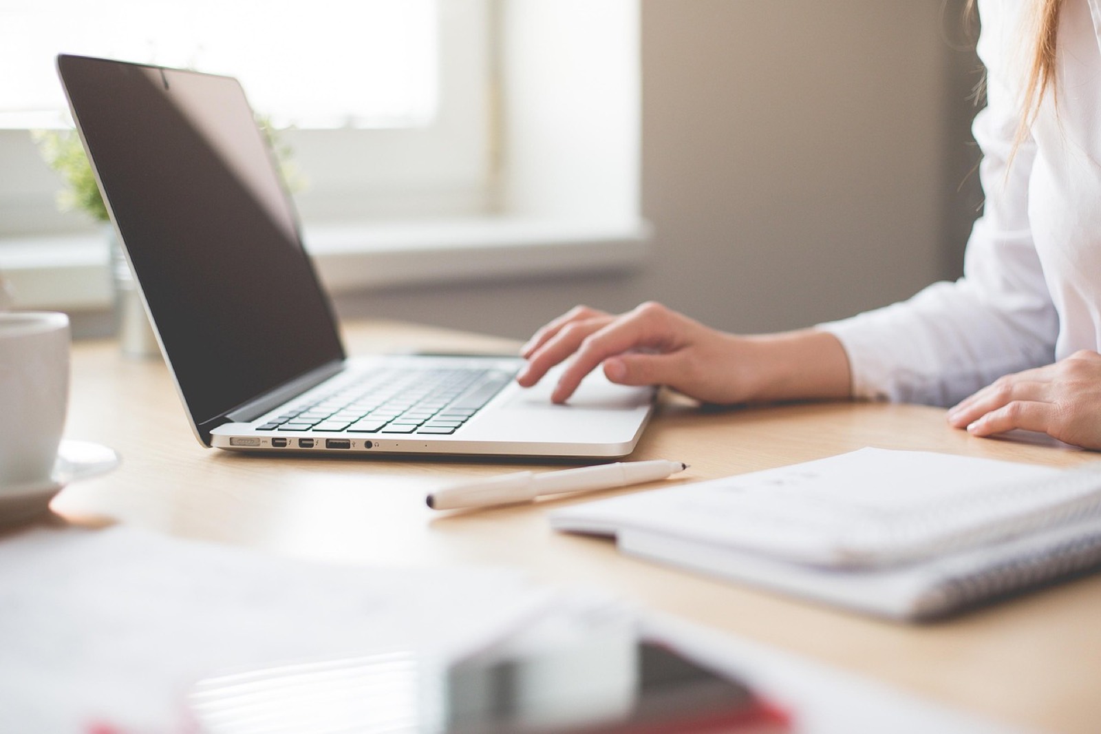Personnaliser sa tenue de bureau : les accessoires qui font la différe