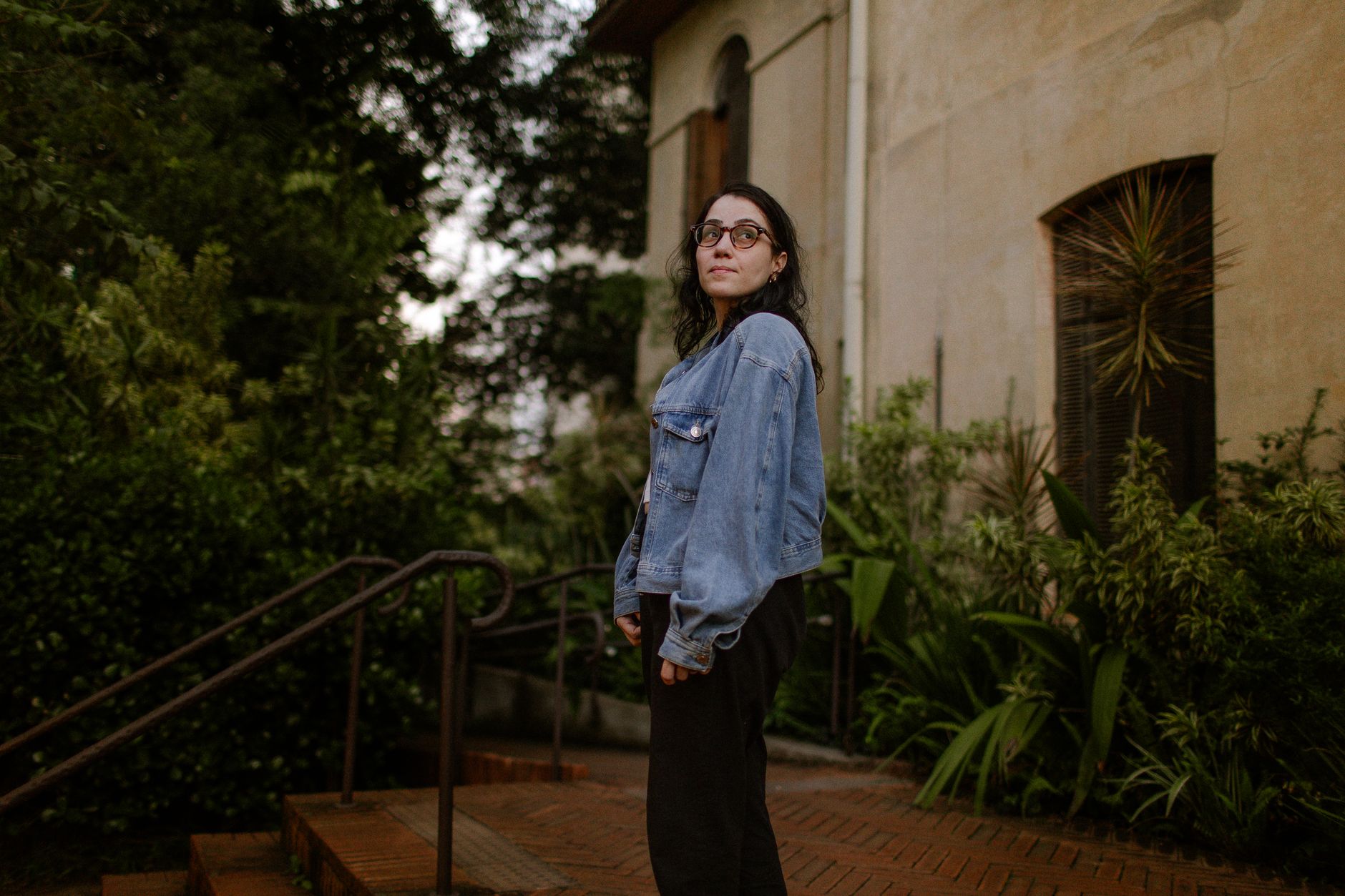 Denim brut : le secret pour un look chic cet automne-hiver