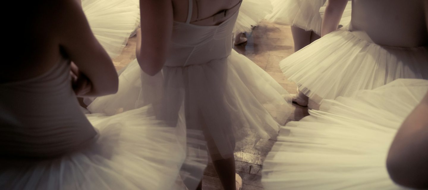 Transformez votre garde-robe automnale avec le balletcore d&rsquo;Elle Fanning