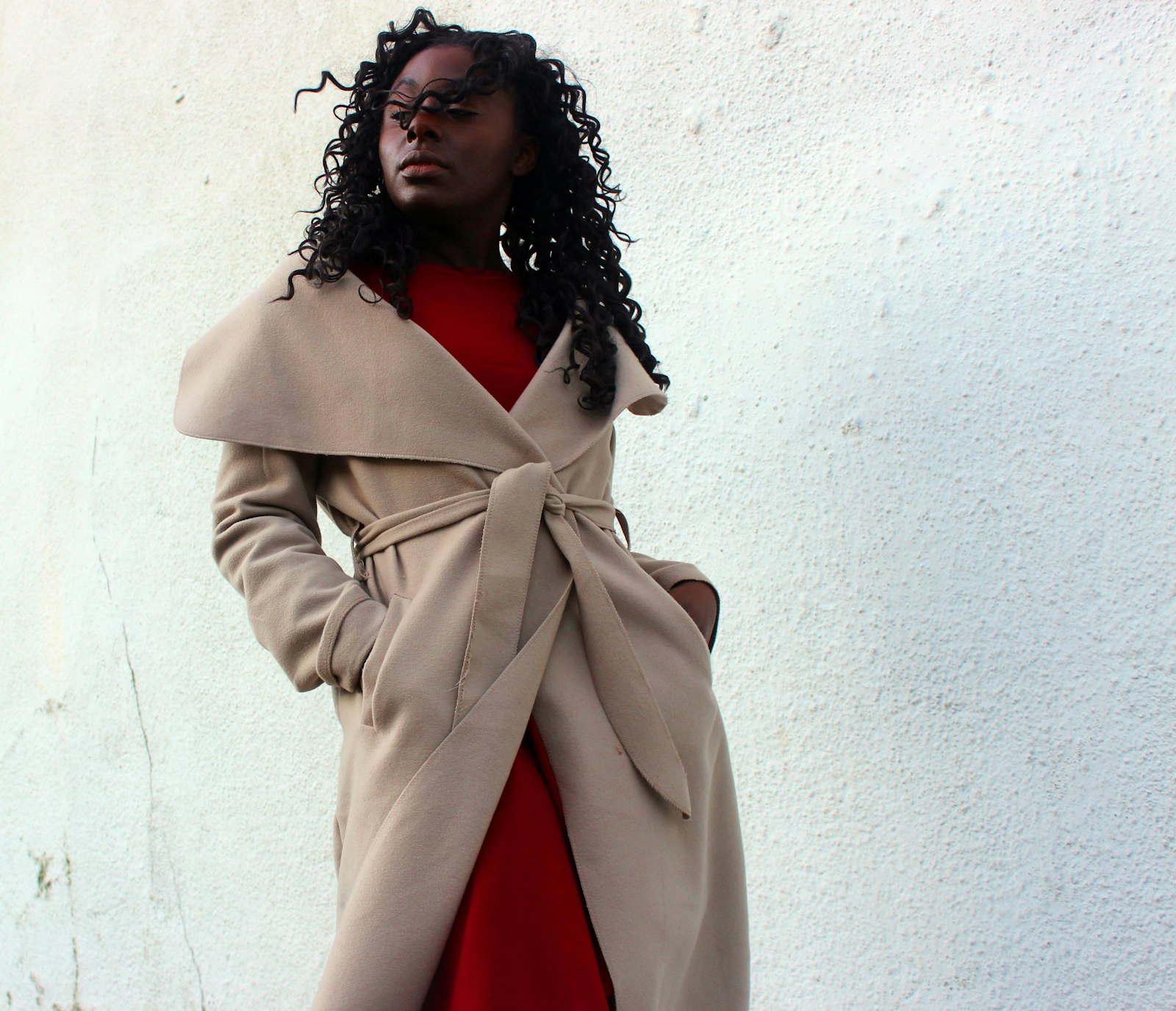 Le manteau funnel-neck : la pièce incontournable de votre hiver 2026