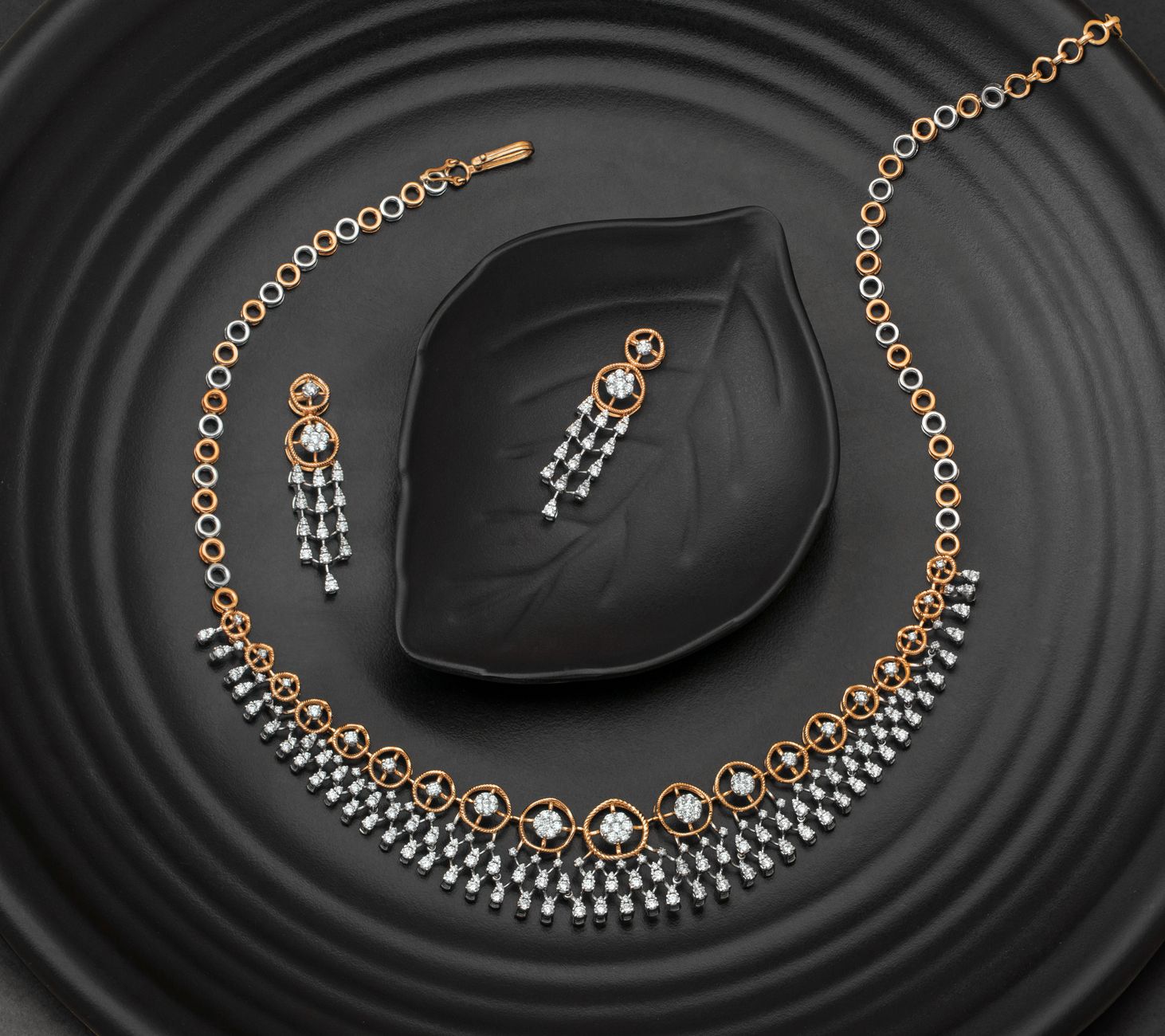 Leïla Bekhti : le collier-cravate en or qui redéfinit l&rsquo;élégance moderne