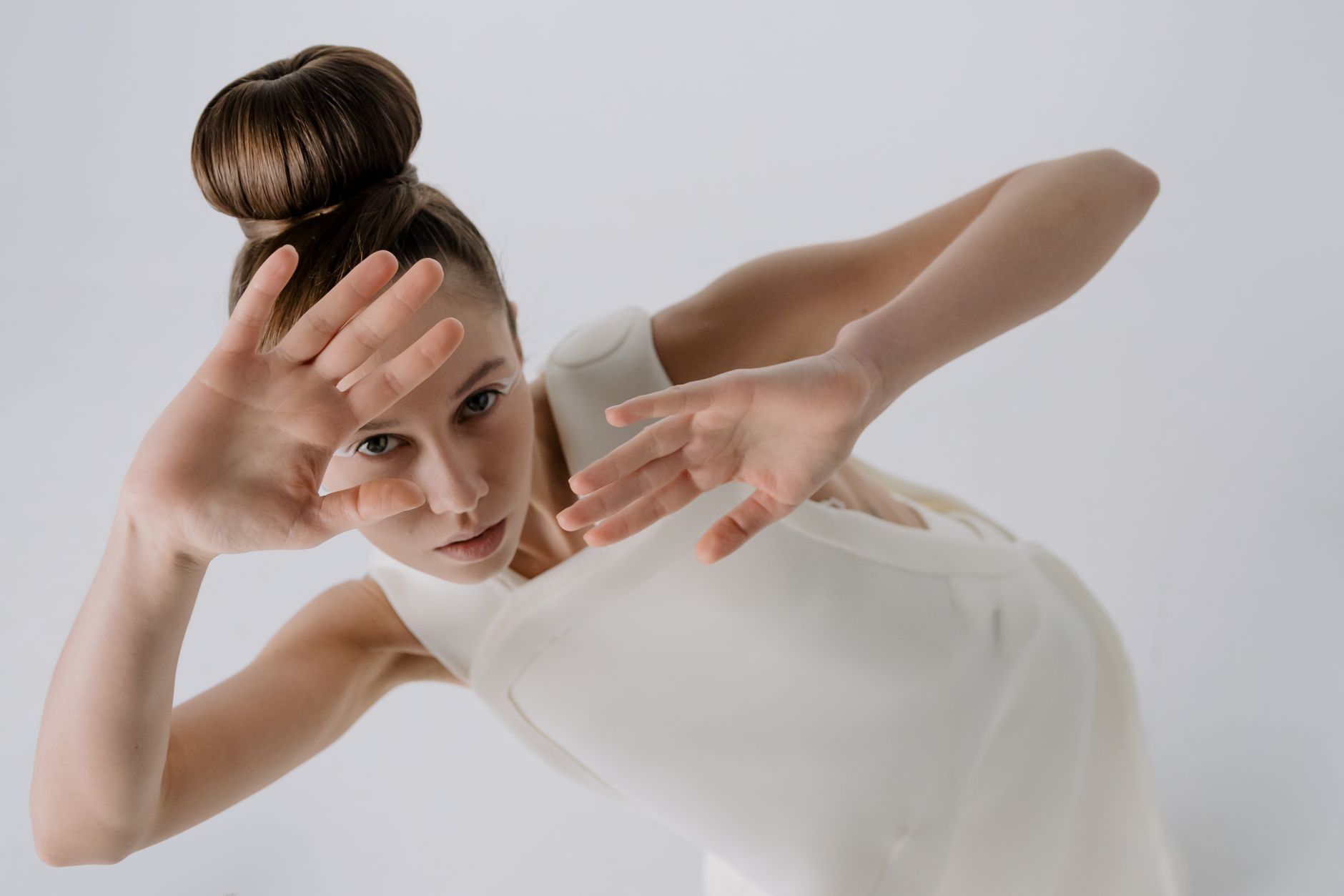 Le chignon alien de Mugler : la coiffure audacieuse à adopter