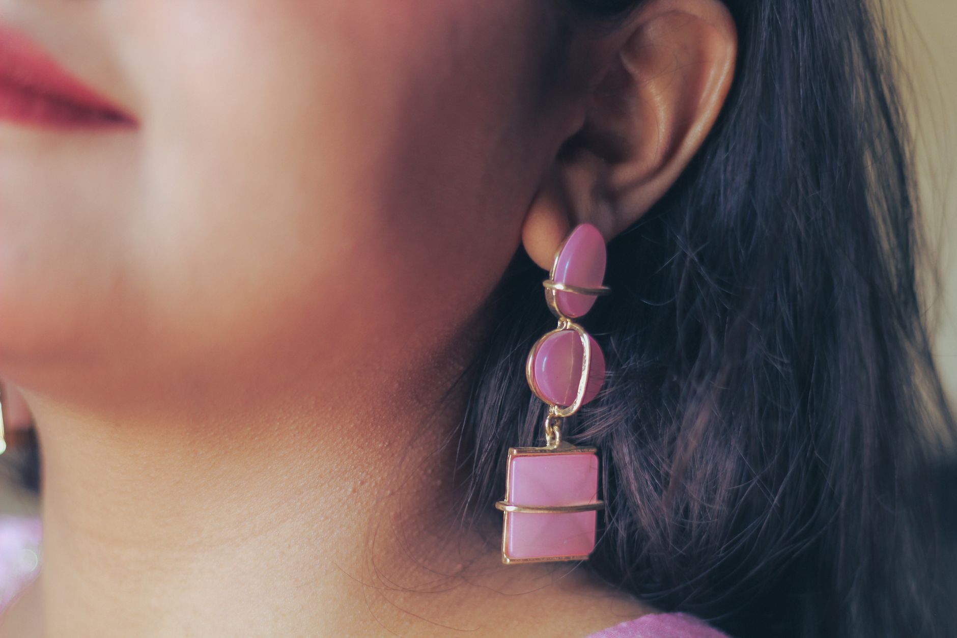 Dès la Fashion Week, les boucles d&rsquo;oreilles dépareillées bousculent votre style