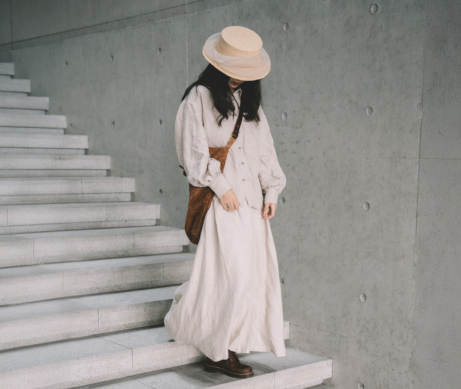 Comment la jupe longue d&rsquo;Angèle au défilé Chanel peut transformer votre automne