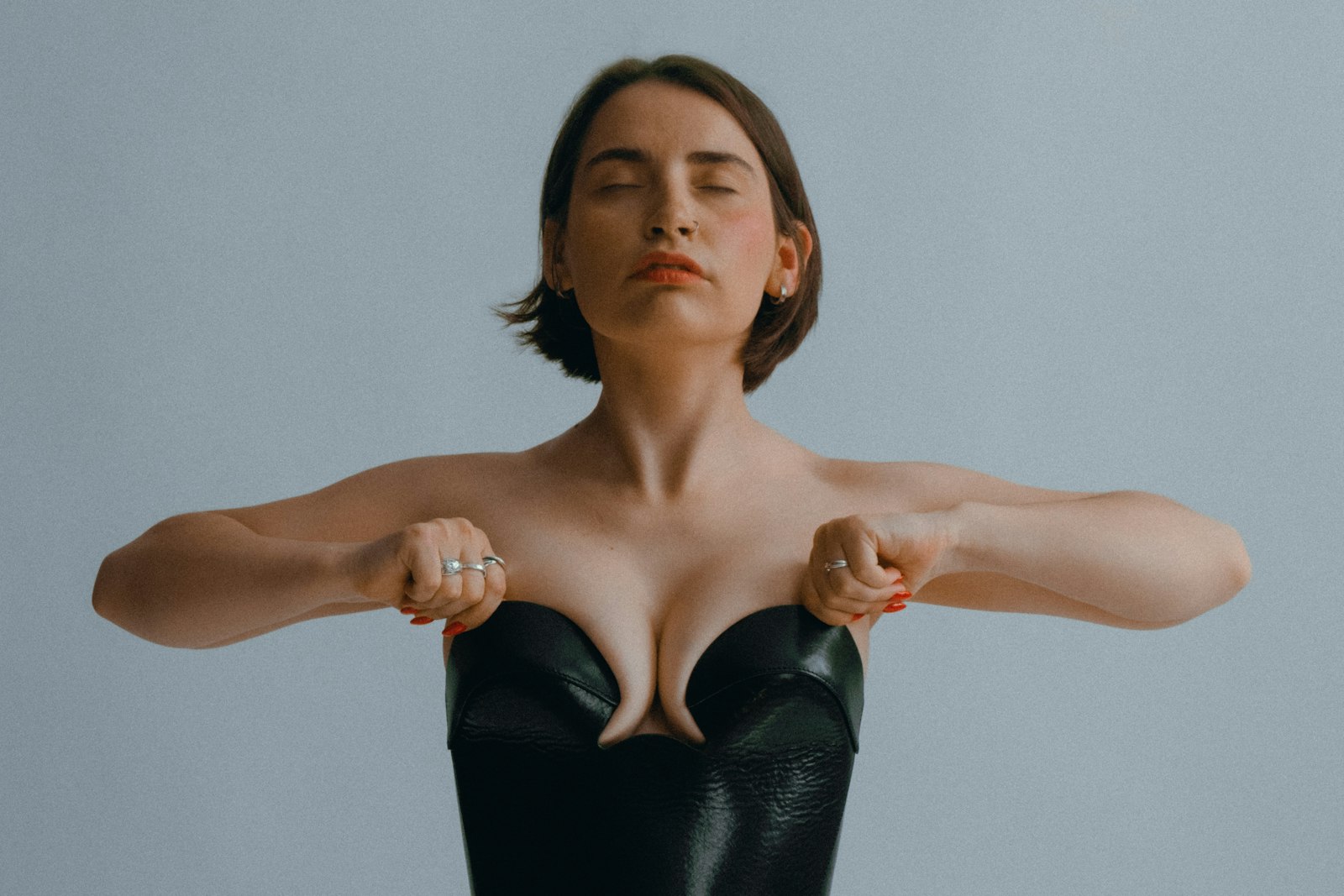 Osez le bustier en cuir : Le style audacieux de Laetitia Casta à votre portée !