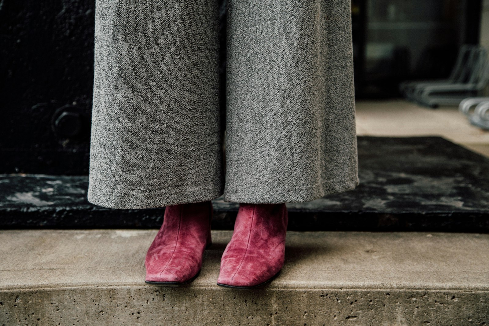 Transformez votre style cet automne : le pantalon large en velours de Carla Bruni