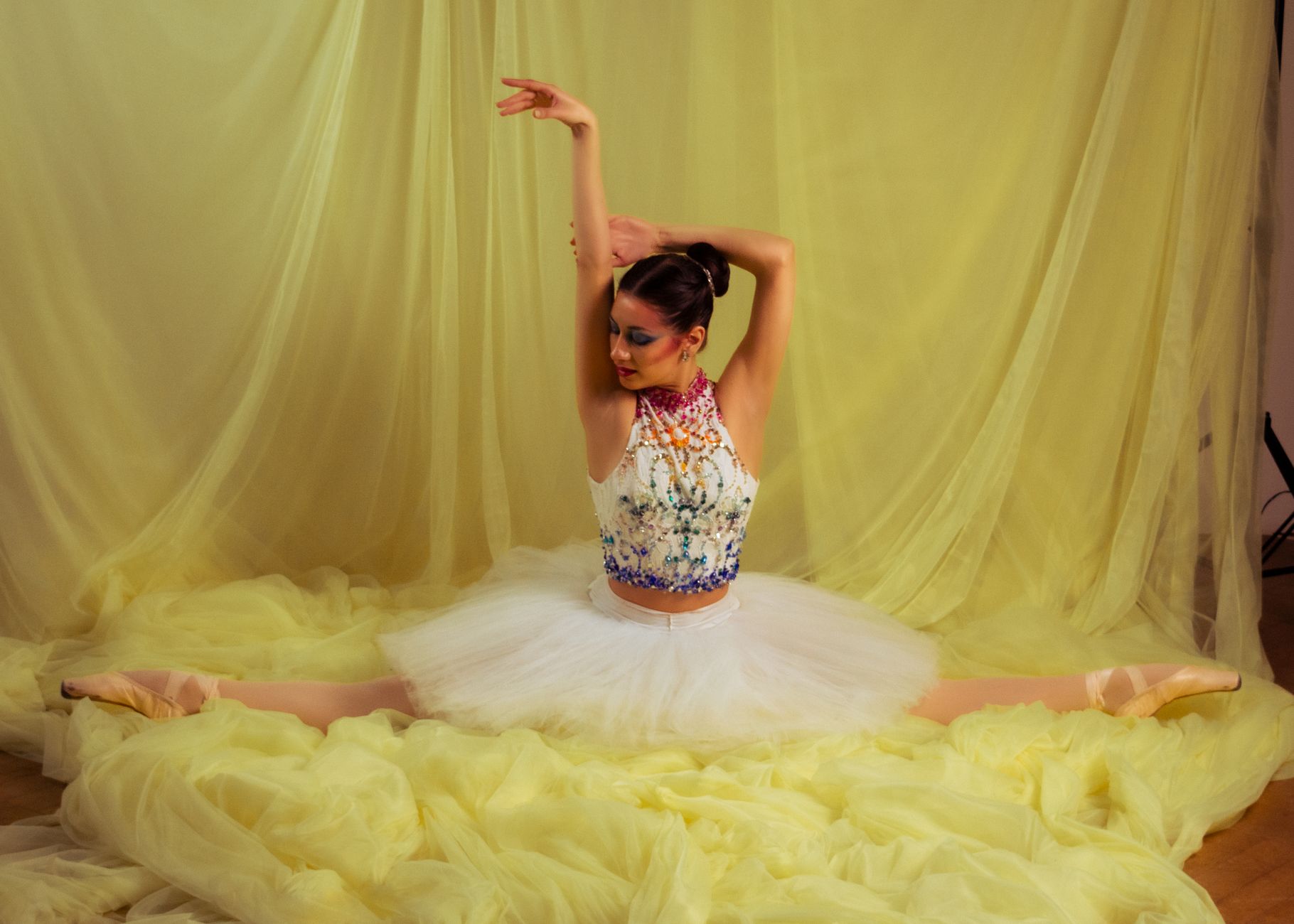 Osez le look vitaminé de Sophie Davant : entre jupe tutu et chemise citron !