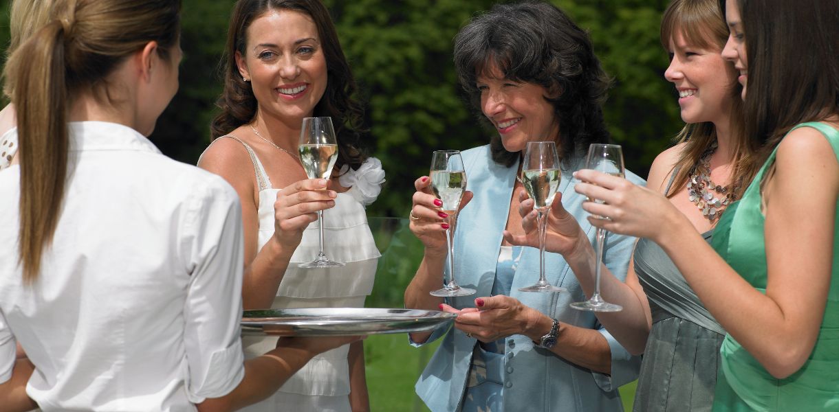 Guide Ultime : Comment S’habiller Pour Un Mariage En Tant Qu’Invitée ? (Femme)